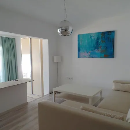 Almera Beachfront Apartmant بيتيس